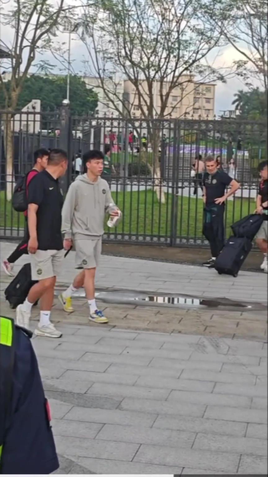 幸好！球迷赛后拍到王钰栋坐车，看样子应该是无大碍