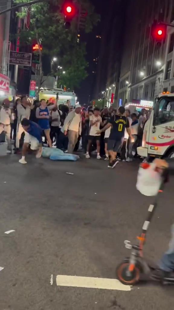這是個狠人！在紐約穿著步行者的球衣