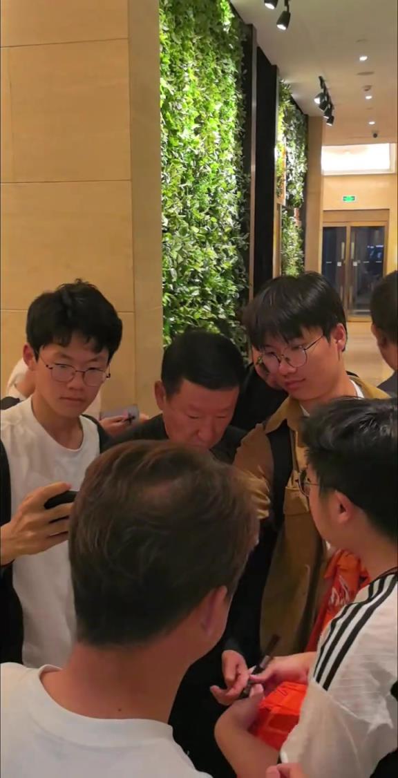 泰山隊(duì)已抵達(dá)青島，主帥崔康熙在下榻酒店受到鐵桿球迷的熱烈追捧