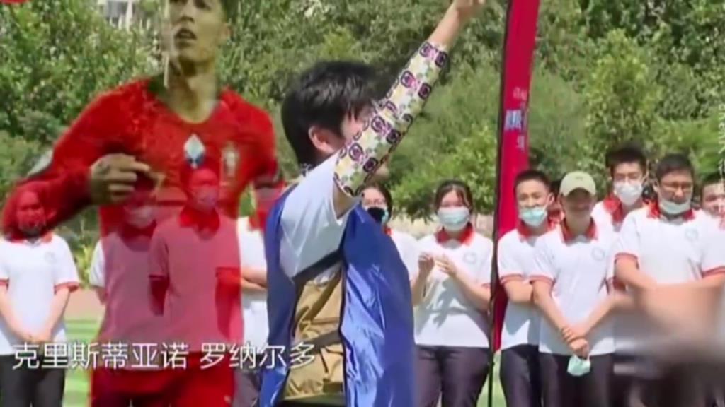 他太懂了！名場面：秦昊在節(jié)目上背C羅梅西立牌踢點球！