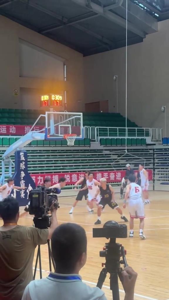 篮球短剧拍摄现场 这夸张程度乔丹看了都害怕