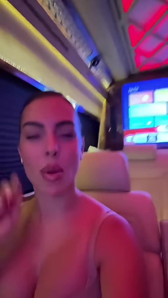這啥魅女表情！喬治娜嘰里呱啦說了一堆…這身材確實是有料啊