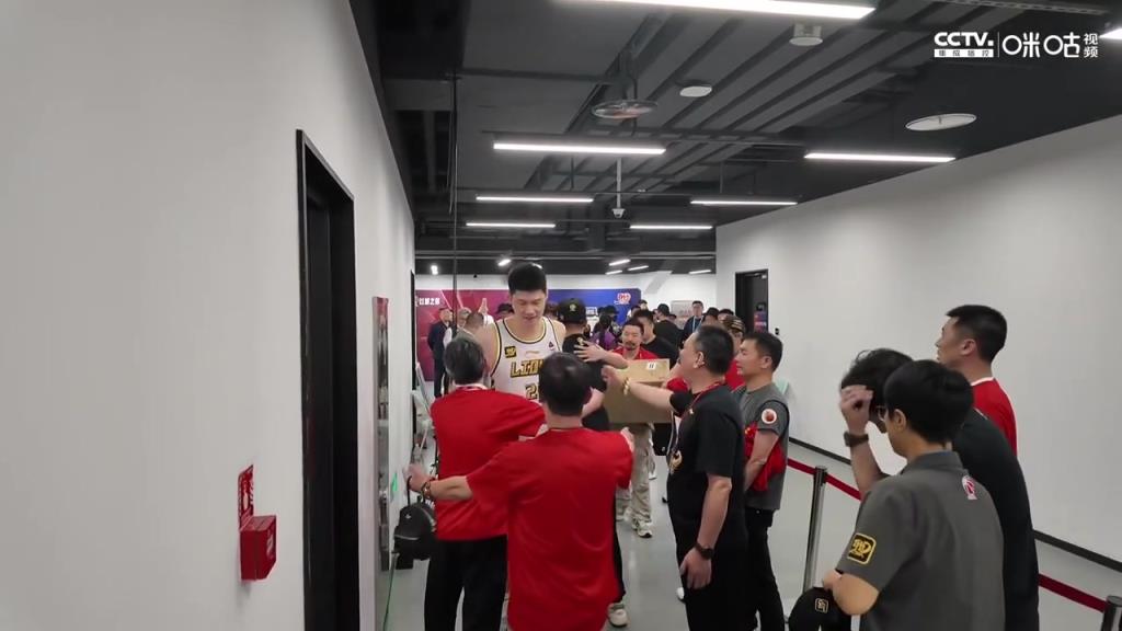 這一刻廣廈等了太久！胡金秋與老板相擁慶祝，孫銘徽也眼眶濕潤！