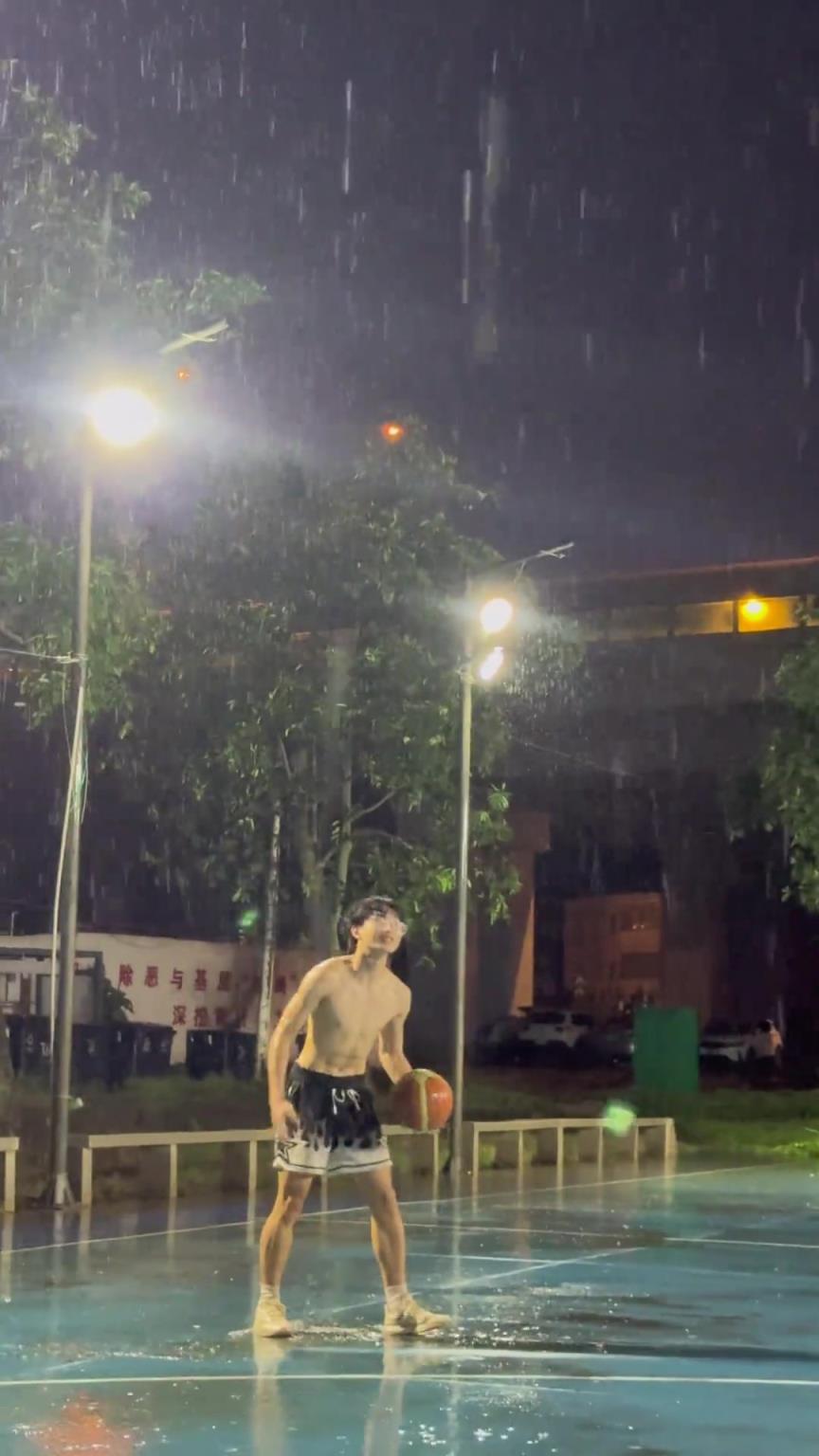 这场地，这天气，这急停，应该是不费鞋，但还是有可能终结脚踝