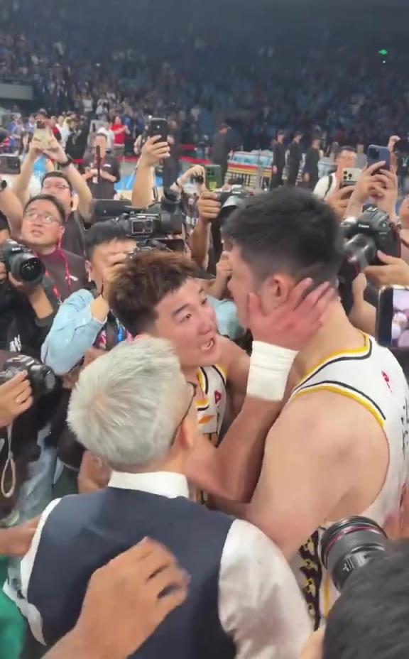 終于圓滿了！孫銘徽和隊友圍在一起 怒吼慶祝！雙手抱著大秋的頭
