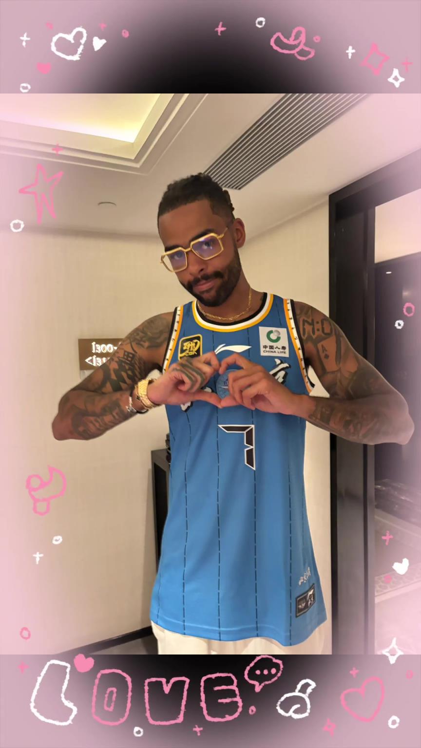 会来CBA吗？拉塞尔身穿北京7号球衣比心中国球迷：我爱你❤️