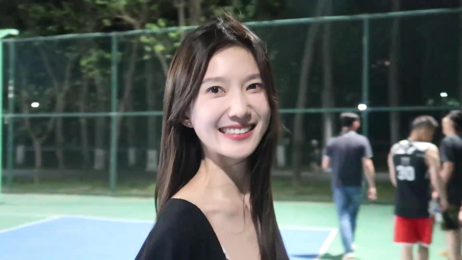 这是谁的女朋友啊！美女现身野球场 这哪还有心思打球哈~