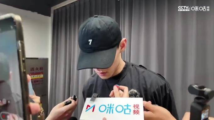 被問及想法曾凡博沉默許久說：沒能上場 我覺得愧對球隊愧對球迷