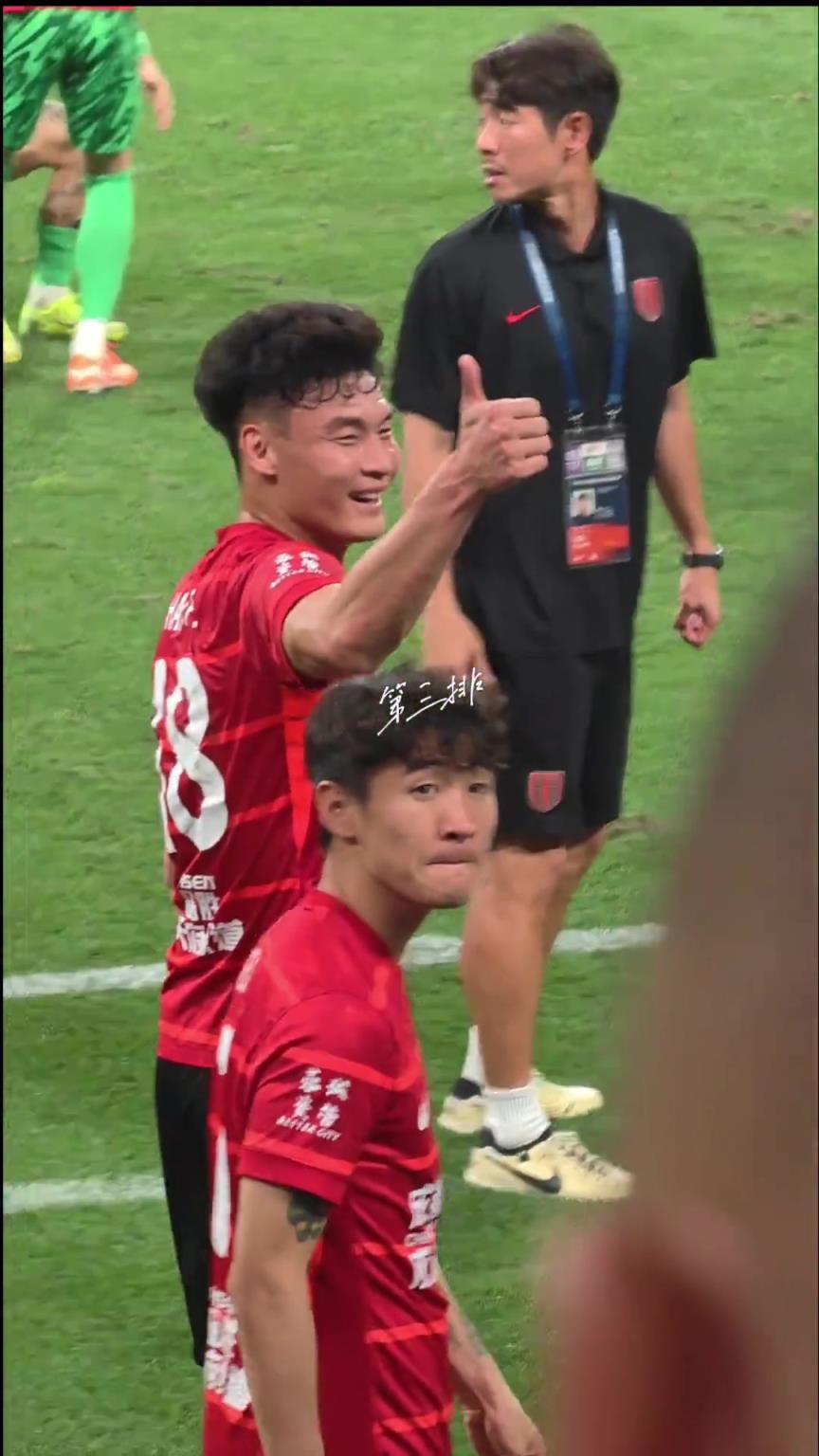 韓鵬飛被球迷罵但他還是友好回應，韋世豪在一旁蒙了