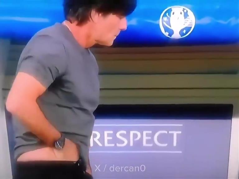 太搞了！外网网友恶搞：原来对手教练是被穆里尼奥“熏”晕了！
