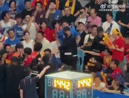 總決賽場內(nèi)精彩場外也激烈！北京主場球迷沖突！大批保安制止