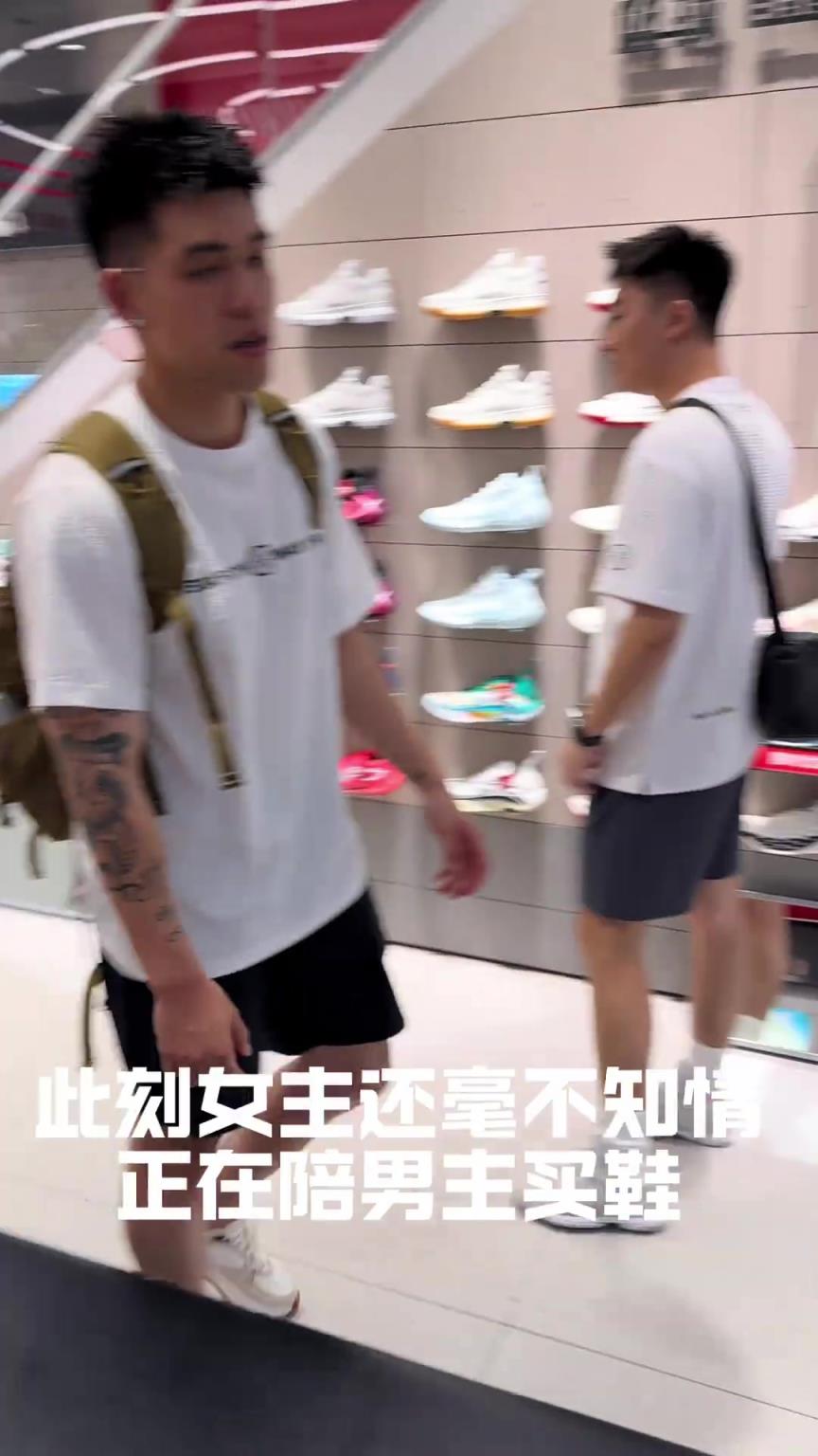 李宁拉塞尔中国行期间，Dlo现身粉丝求婚现场送上美好祝愿。