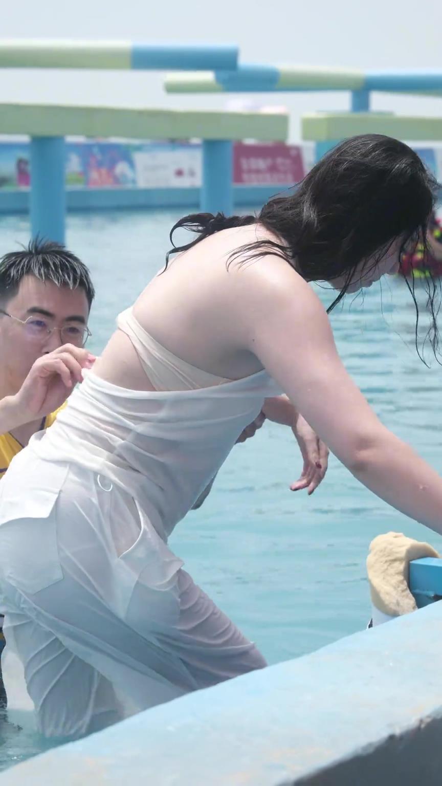 这位穿詹姆斯球衣的小伙子，确实是个好男人