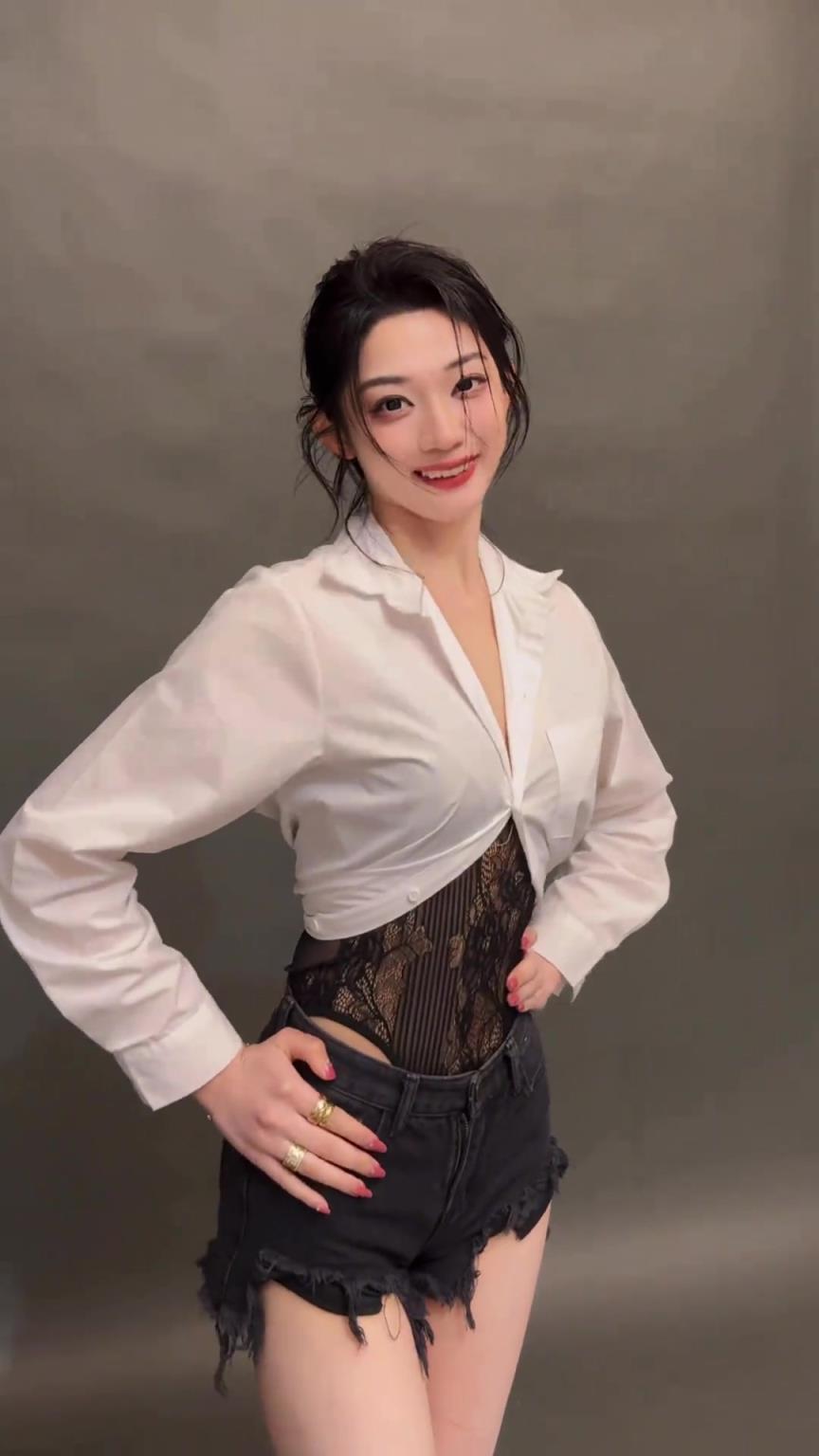 美女主播婧雯的头盔变装！还是喜欢变装后的穿搭哈~