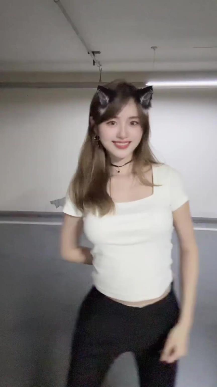 扭的挺好呀！美女主播小七曬技能：跳舞這事你們還是找別人吧