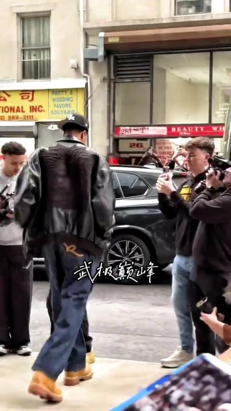 赛前尼克斯球迷在酒店外嘲讽哈利伯顿尝试搞心态