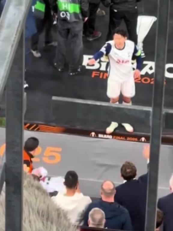 賽后孫興慜找看臺韓國球迷要了韓國國旗，身披韓國國旗慶祝奪冠！