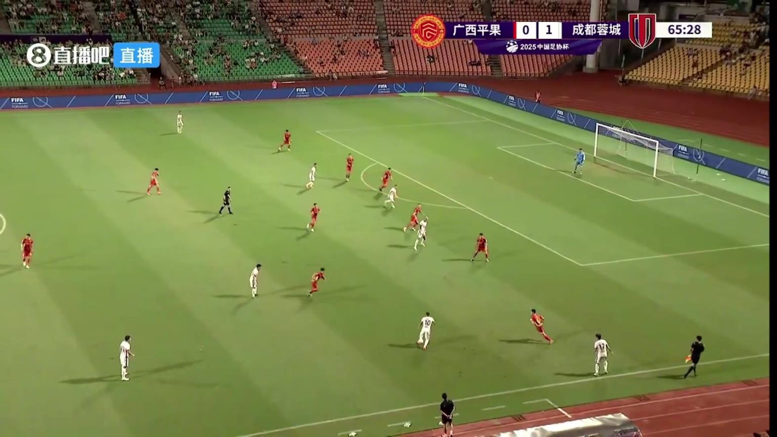 蓉城2-0領(lǐng)先！廣西平果后衛(wèi)和門將配合失誤，嚴鼎皓頭球破門