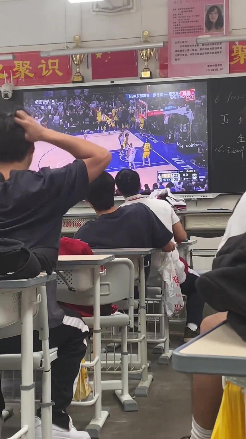热血沸腾！这像不像当年在班上看球的样子？