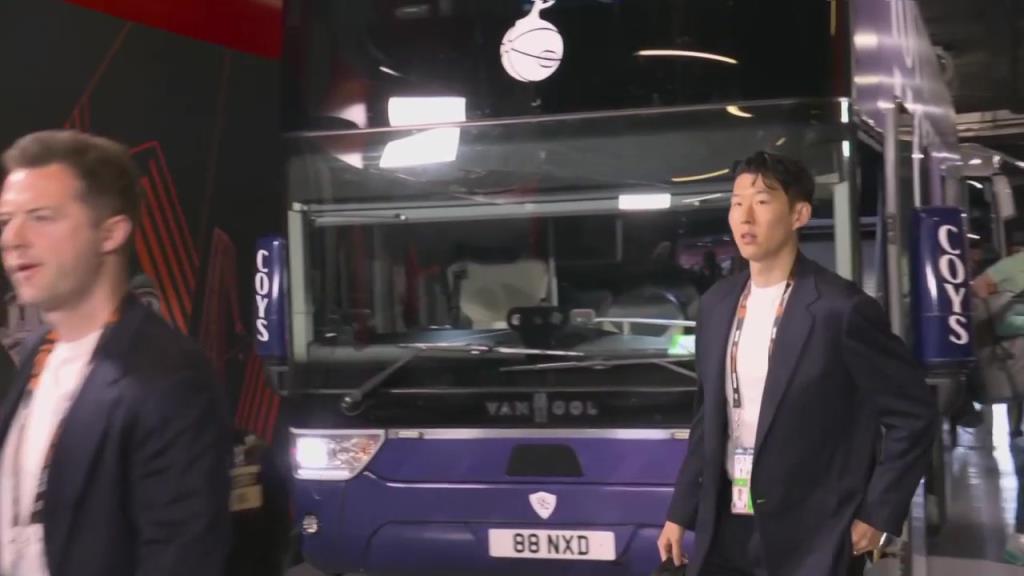 歐聯(lián)決賽無緣首發(fā)！孫興慜西裝革履帥氣抵達(dá)球場(chǎng)！
