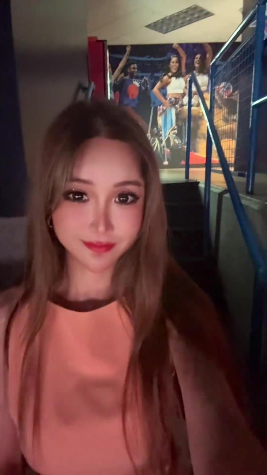 这现场氛围简直炸裂！美女记者周玲安晒雷霆主场 一片蓝色的海洋