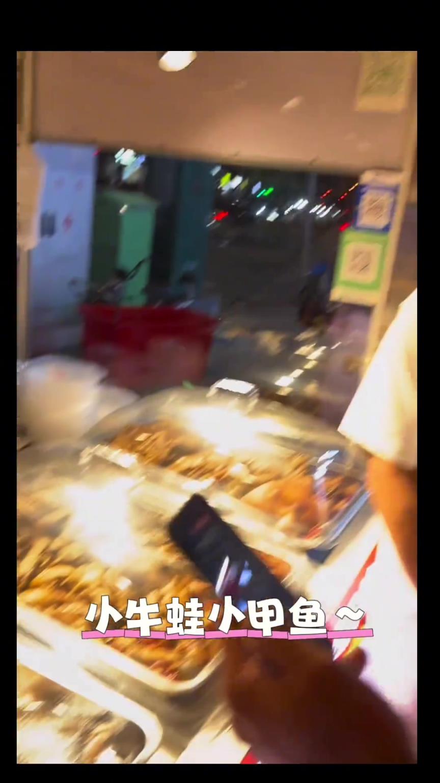 拉塞爾 看著湖南長(zhǎng)沙路邊攤牛蛙甲魚(yú)碎碎念！