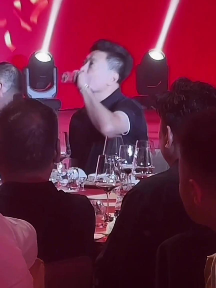 看到鏡頭還捂著臉！李春江現(xiàn)身廣廈慶功宴 端起酒杯直接一口悶~