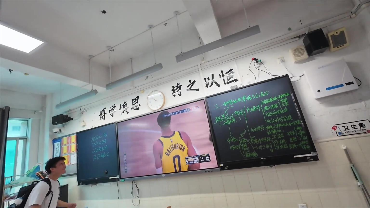 瞬間沸騰瘋狂蹦跳！當(dāng)學(xué)校學(xué)生一幫人偷偷看球賽見證哈利伯頓絕平