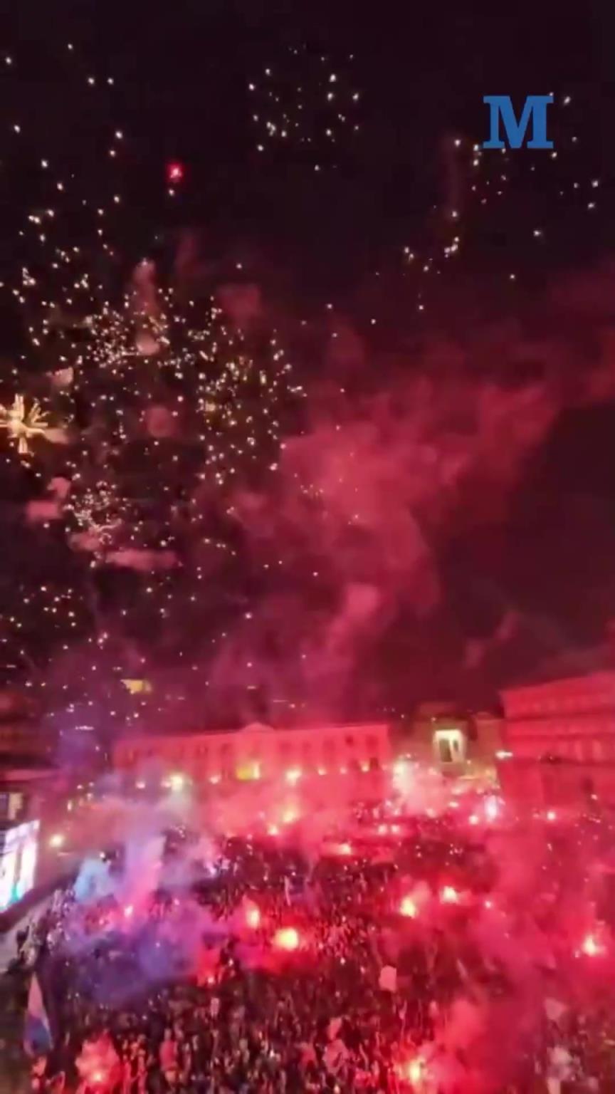 放烟花庆祝！麦克托米奈进球，那不勒斯球迷疯狂庆祝！