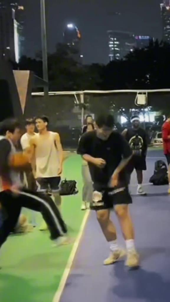 野球場這樣子救球，是很容易引發(fā)沖突的