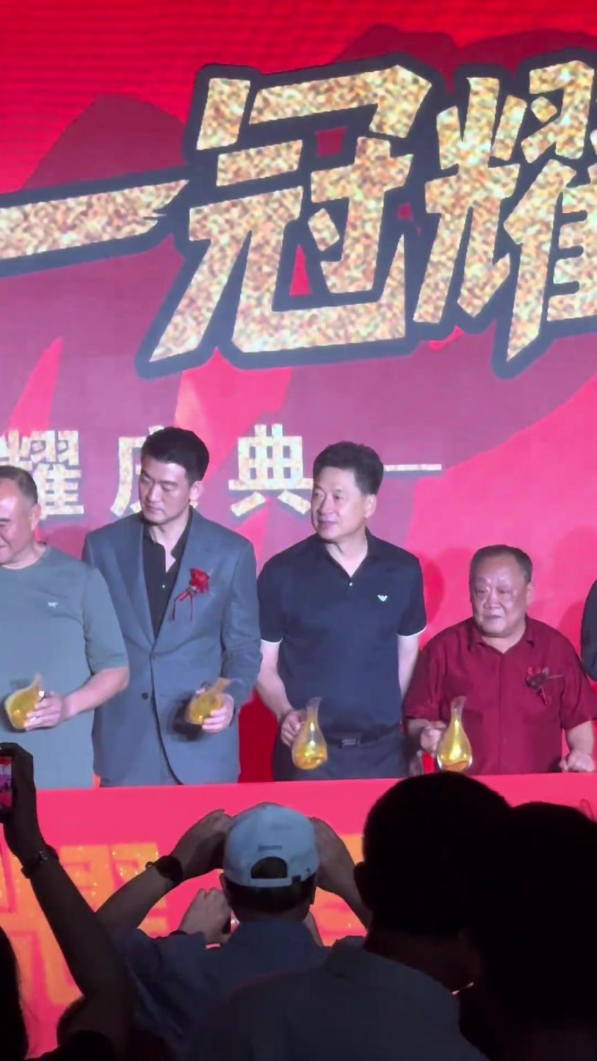 好久不見！李春江現(xiàn)身廣廈慶功宴