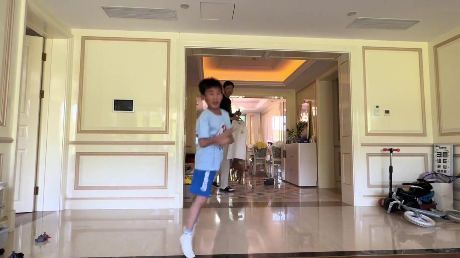 周琦兒子興奮跳舞 周琦手持衣服入鏡快比門框高了