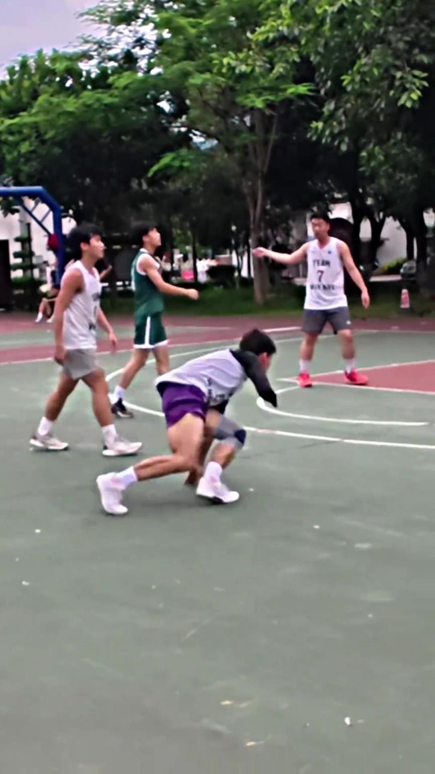 这里球场，我只看到了战士！
