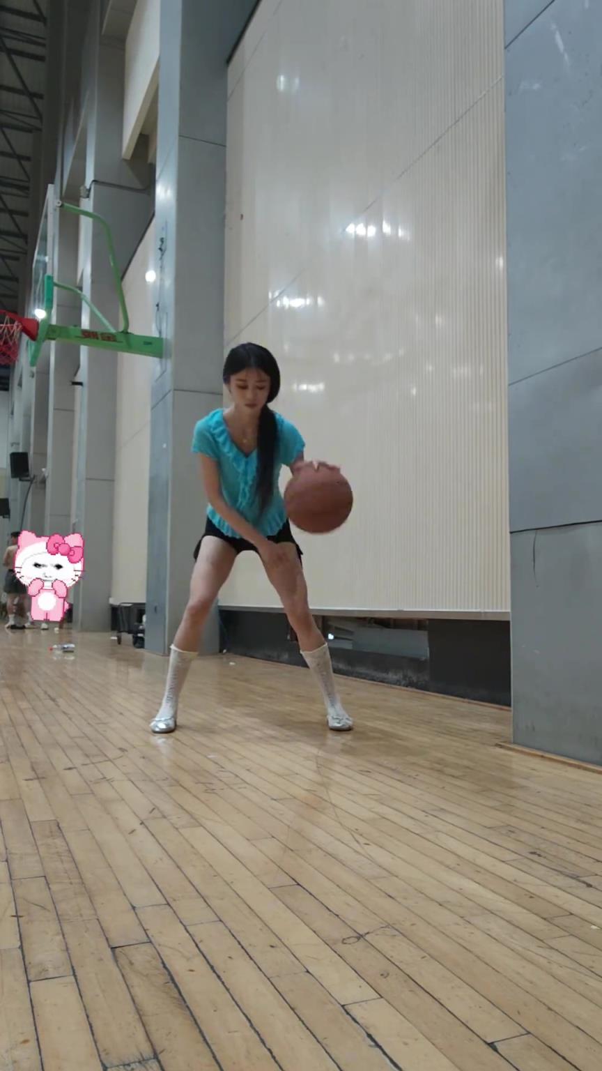 别笑话她，会打球的谁不是这么过来的？
