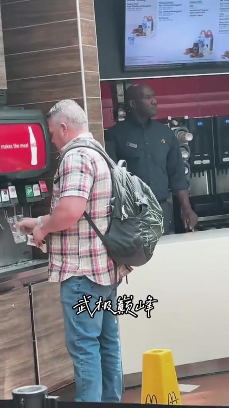 把路人都惊呆了～“乔丹”退役后改卖快餐了