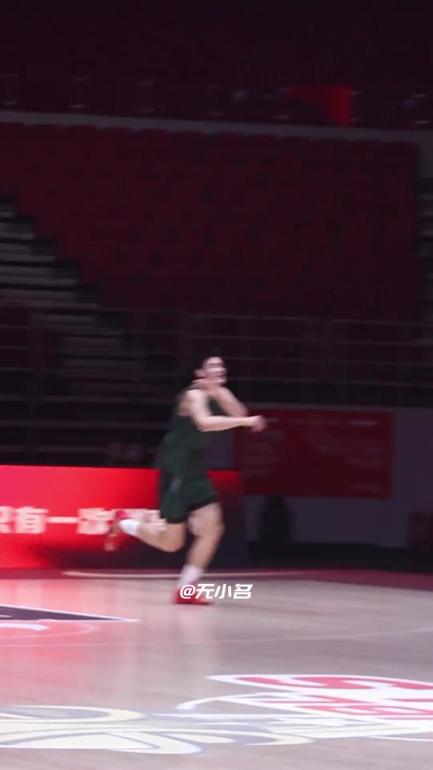 广东省实正在适应五棵松比赛场地！他们和清华附中你更看好谁呢