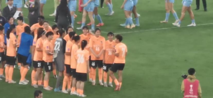 恭喜武漢女足！武漢女足列隊等頒獎，王霜開心得手舞足蹈