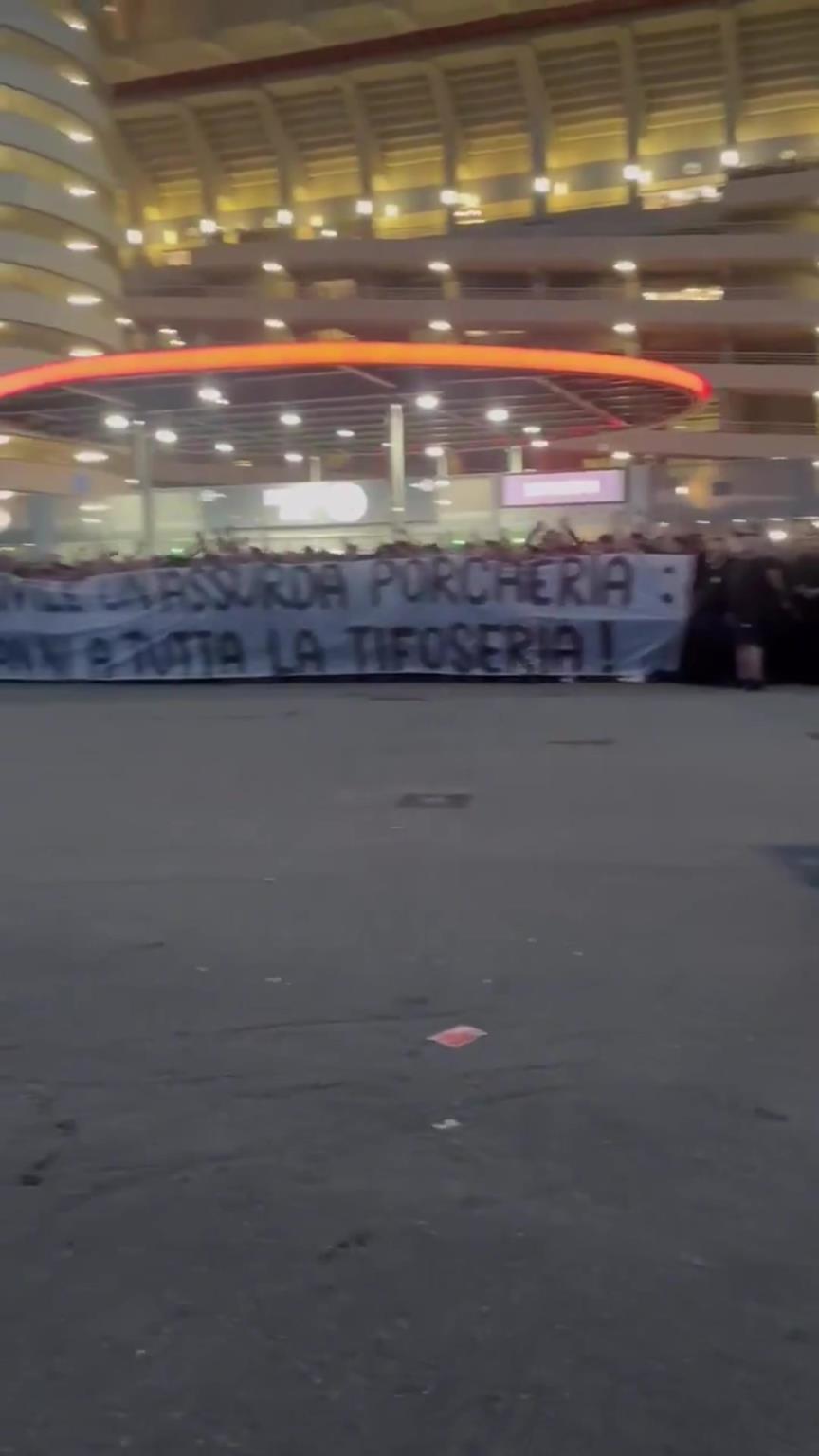 米兰球迷继续在圣西罗球场外抗议！