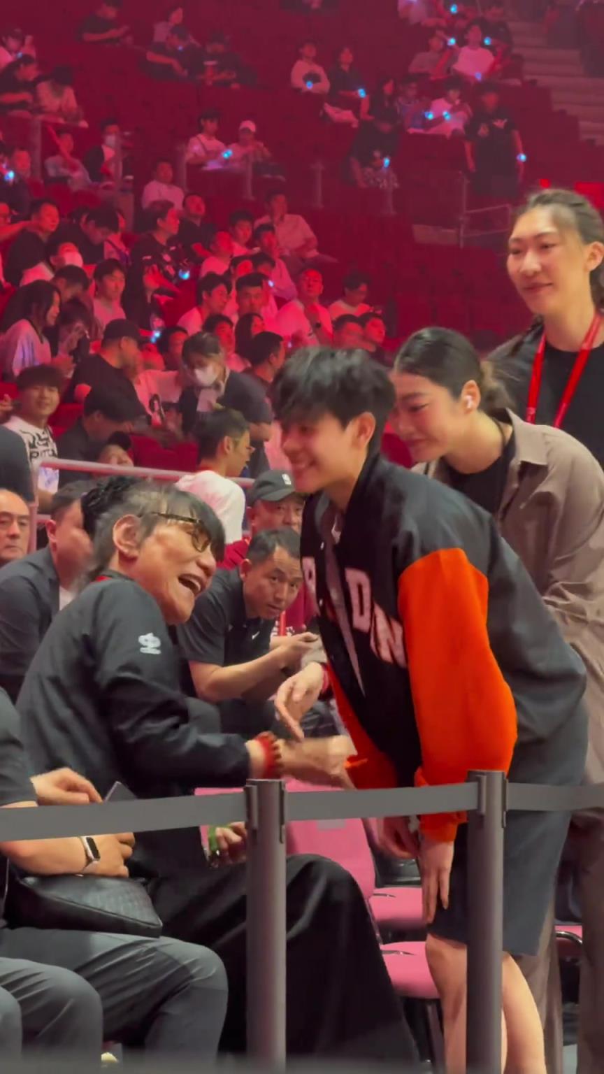 趙睿楊舒予韓旭胡金秋郭士強(qiáng)杜峰等嘉賓也來到了耐高總決賽的現(xiàn)場(chǎng)