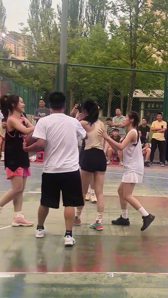 妹子防守時候被肘了一下疼的不輕吧