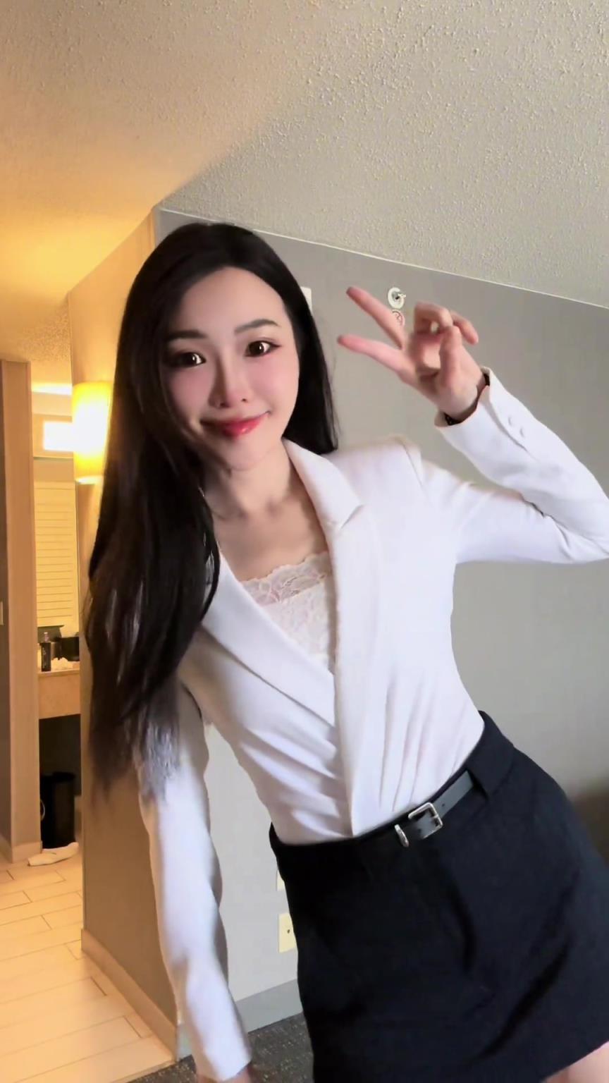 白衣+短裤！孟超一身职业装：今天东决结果会是3-0还是2-1