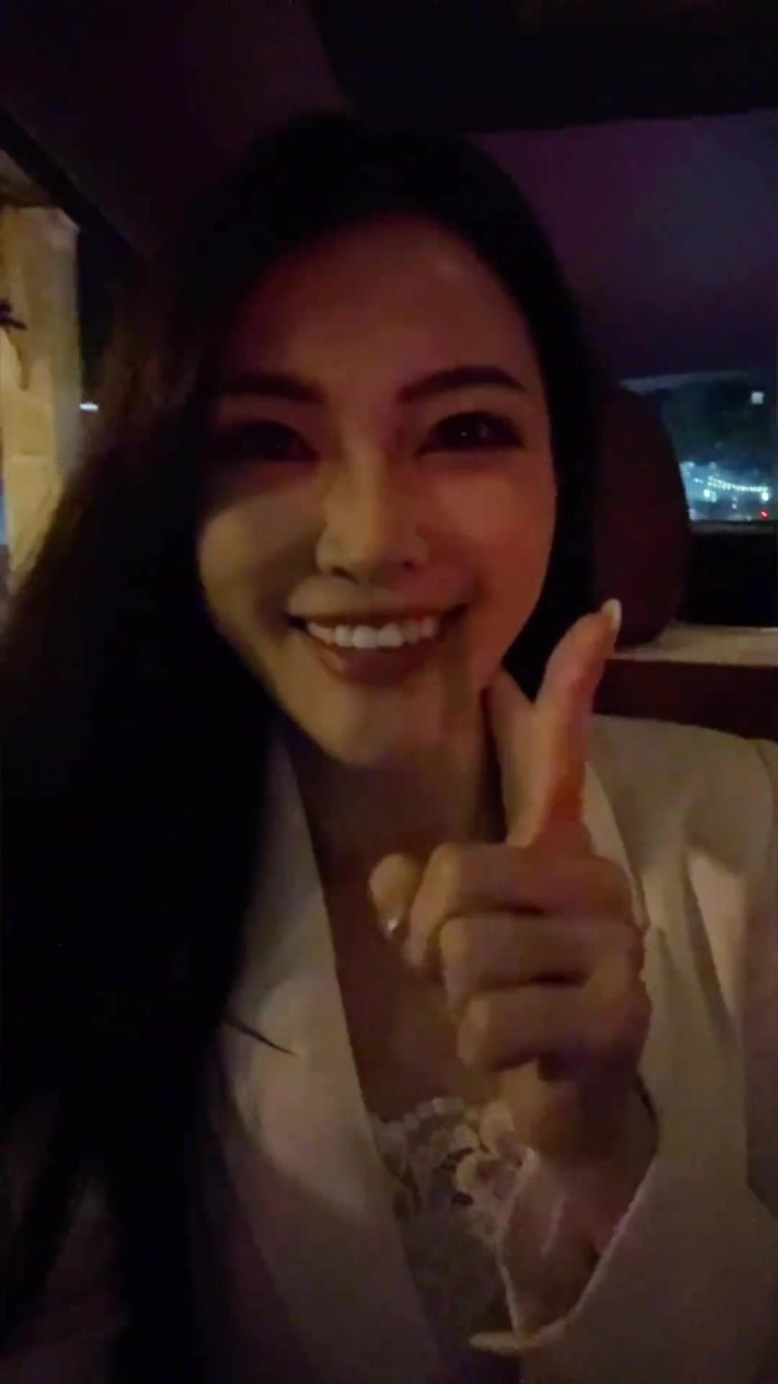 美女记者孟超大赞唐斯：下班啦～就问你们这糖甜不甜！！！