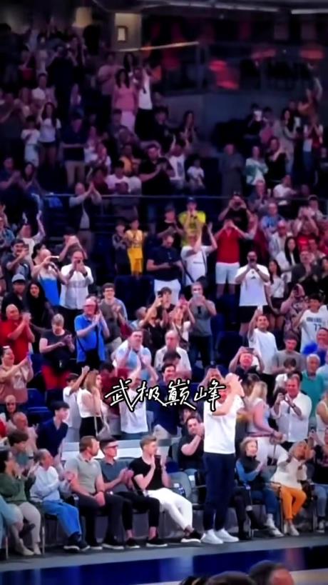 排面拉滿，東契奇現(xiàn)身皇馬觀戰(zhàn)全場起立鼓掌~