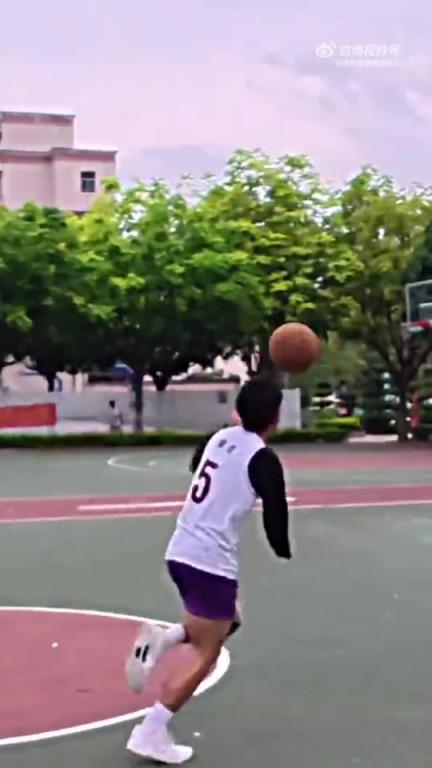 真正的熱愛可以戰(zhàn)勝一切！中國獨臂少年的打球視頻在外網(wǎng)火了~