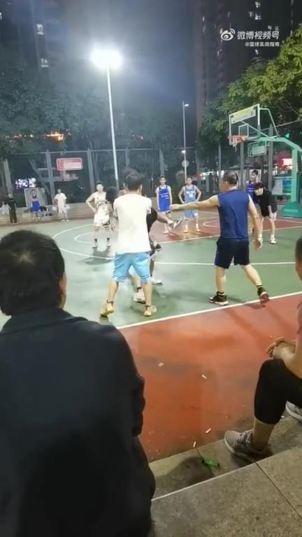 球場(chǎng)沖突，小哥直接倒地抽搐看著很嚇人啊?。? title=