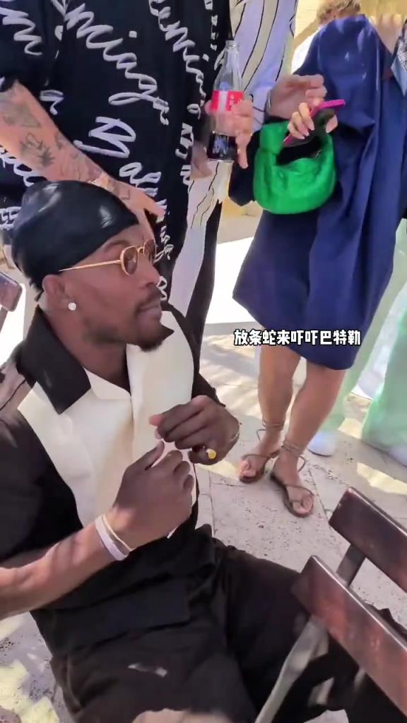 硬漢形象崩塌！魔術(shù)師變出一條蛇 巴特勒驚聲尖叫癱坐在地
