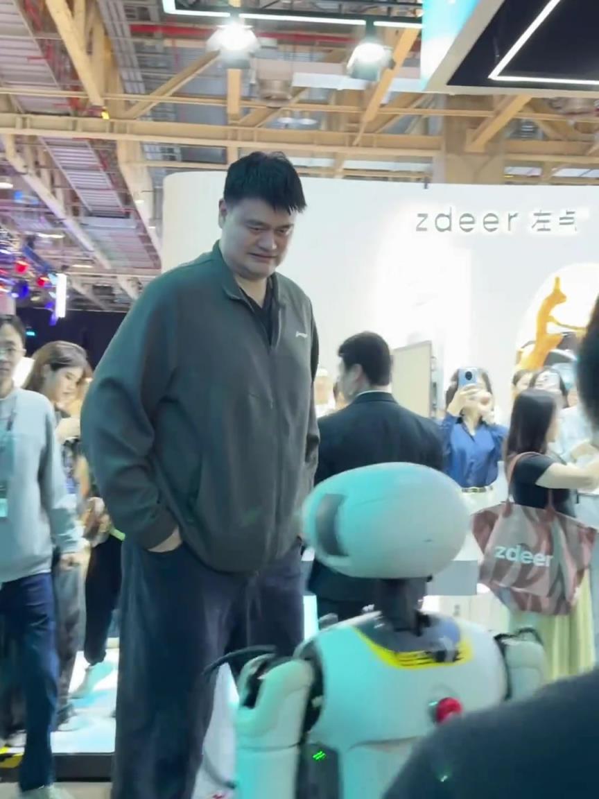 机器人打篮球指日可待？网友在澳门机器人展览会偶遇姚明