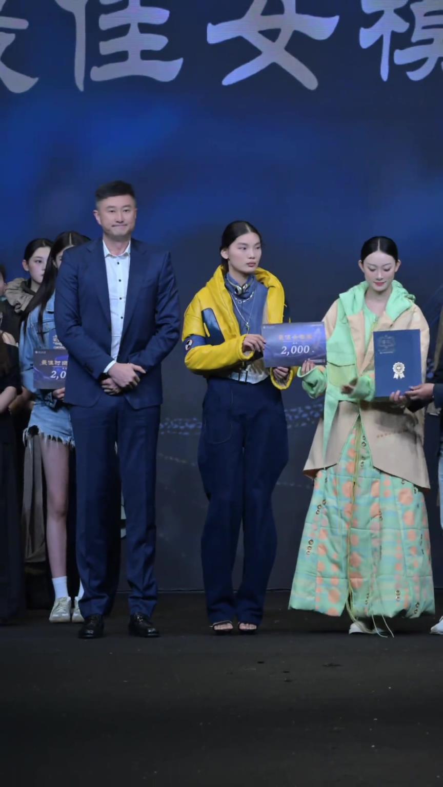 中国广东大学生时装周，杜峰来颁奖了~
