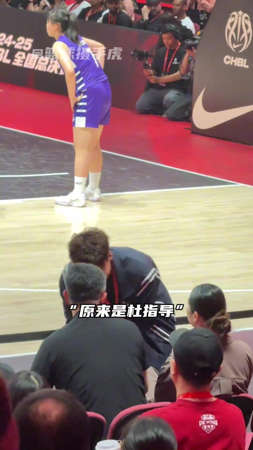 廣東球迷看過來！耐高決賽現(xiàn)場趙睿一臉笑意奔著杜導就過去了