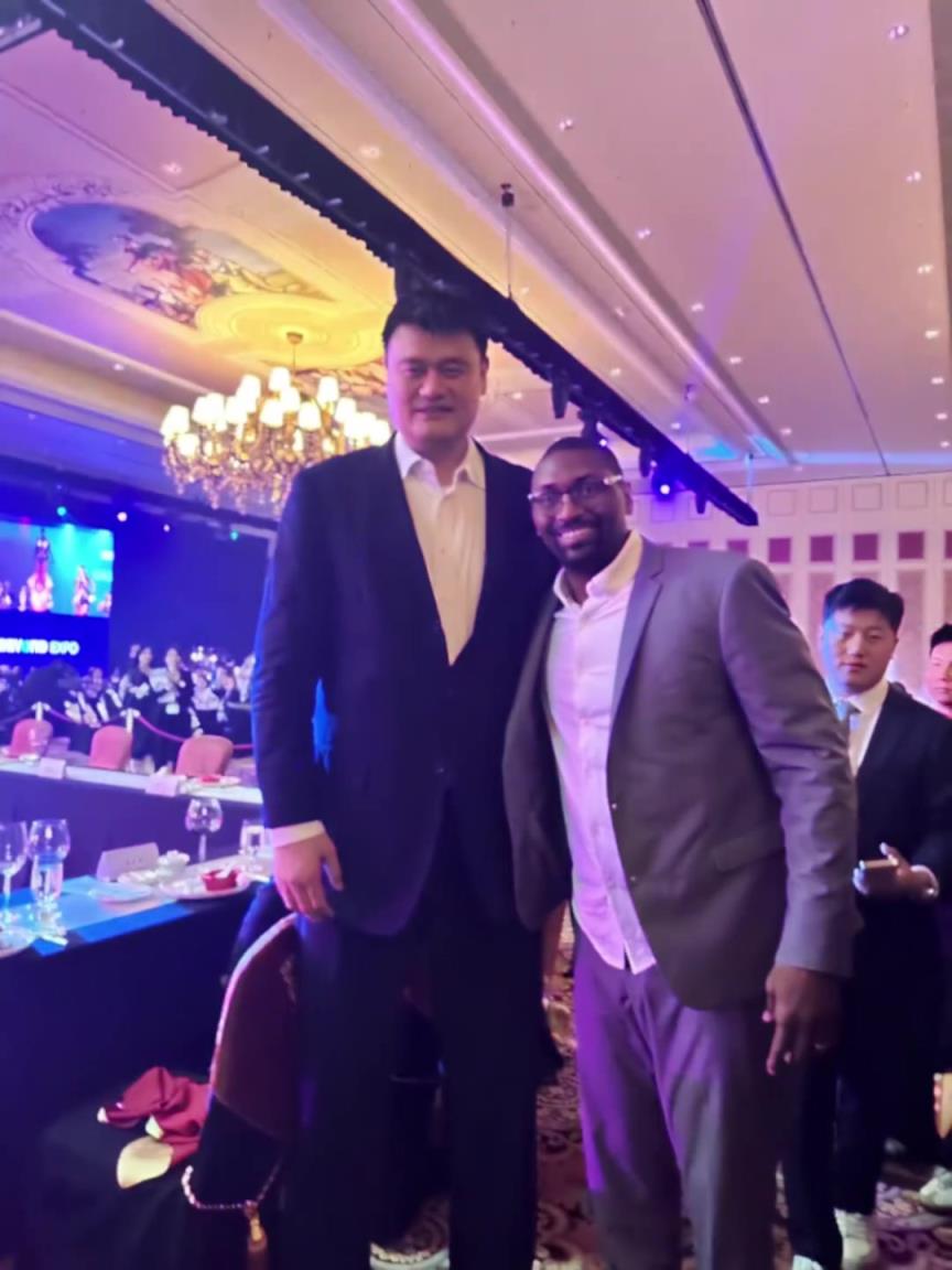 阿泰斯特晒与姚明合影：我最喜欢的队友 姚明！